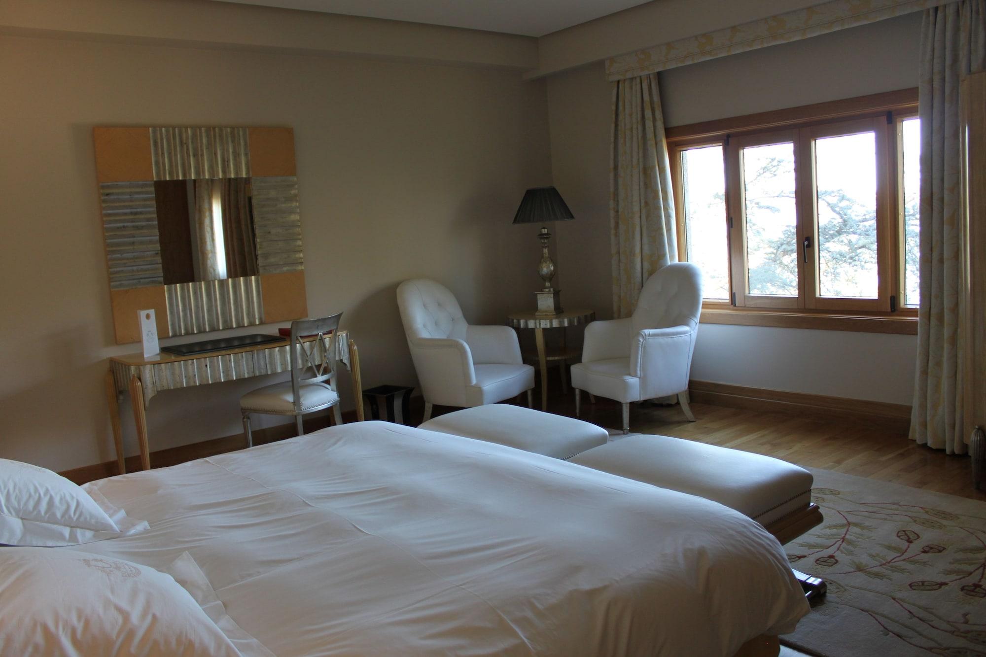 Pazo Los Escudos Hotel Spa & Resort Vigo Exteriér fotografie A room at the hotel