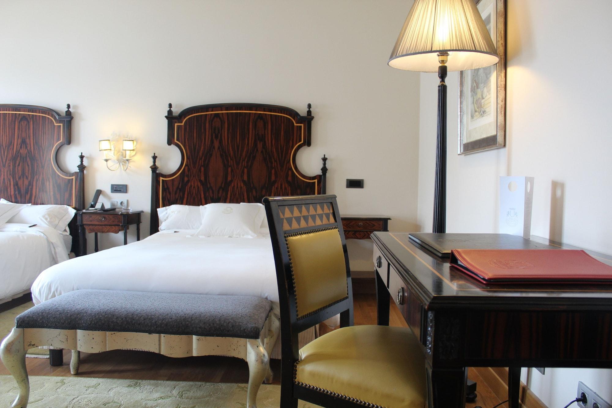 Pazo Los Escudos Hotel Spa & Resort Vigo Exteriér fotografie A room at the hotel