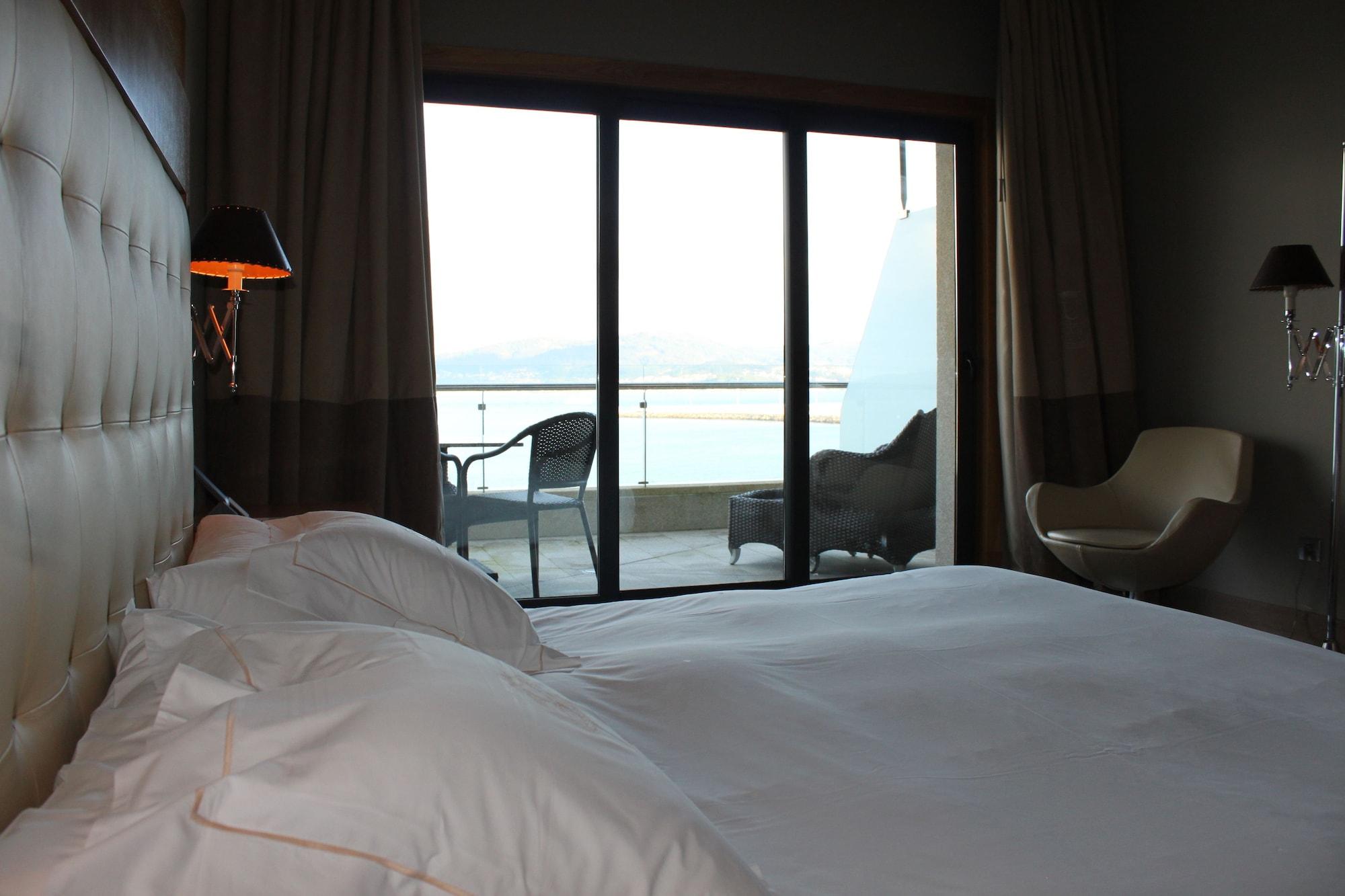 Pazo Los Escudos Hotel Spa & Resort Vigo Exteriér fotografie A room at the hotel