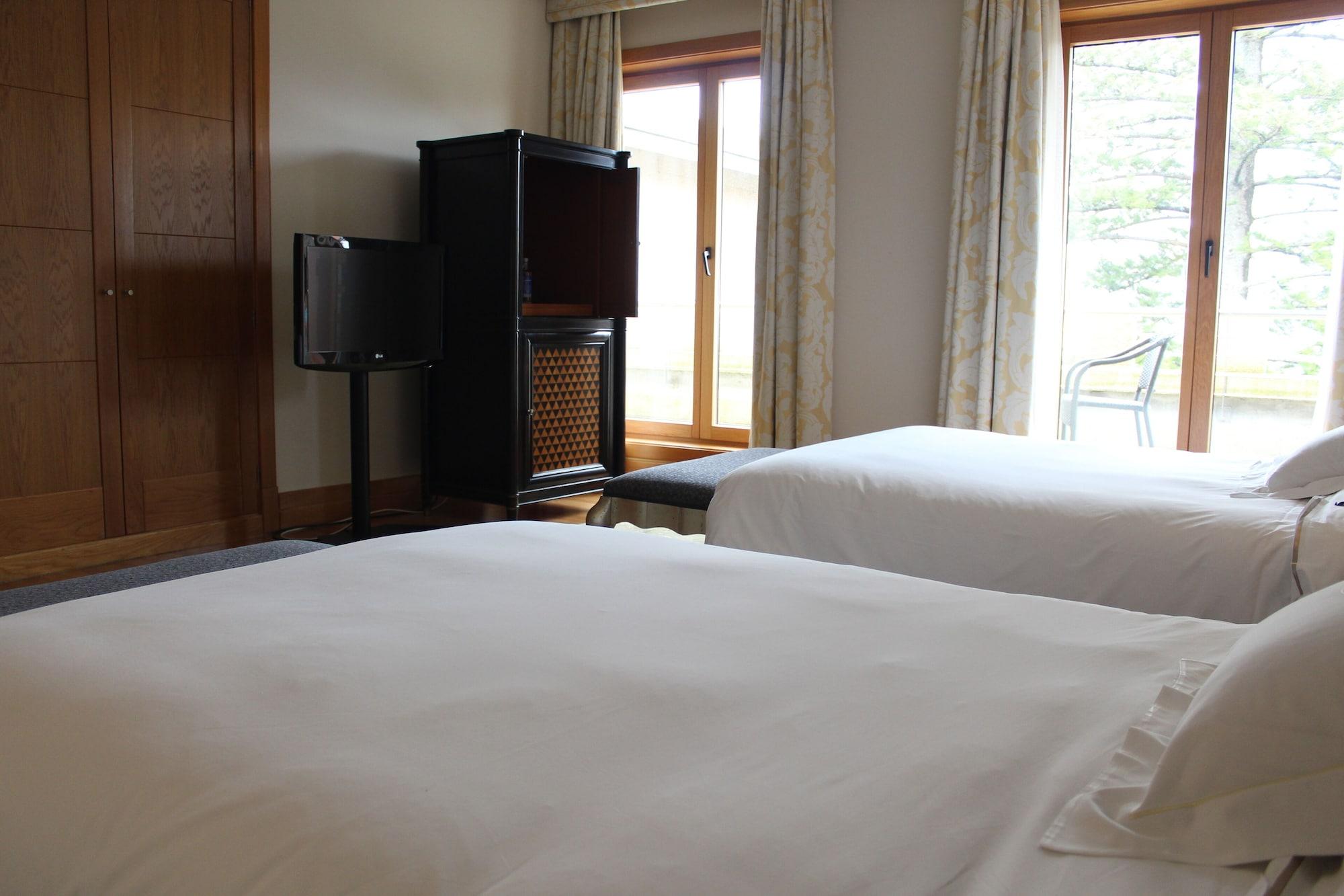 Pazo Los Escudos Hotel Spa & Resort Vigo Exteriér fotografie A room at the hotel