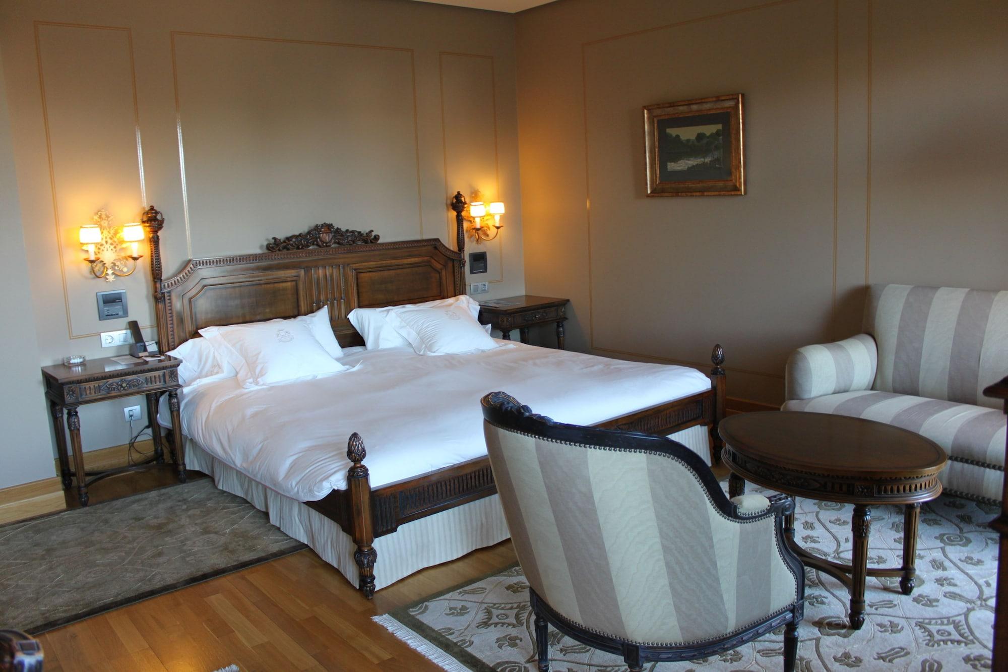 Pazo Los Escudos Hotel Spa & Resort Vigo Exteriér fotografie A room at the hotel