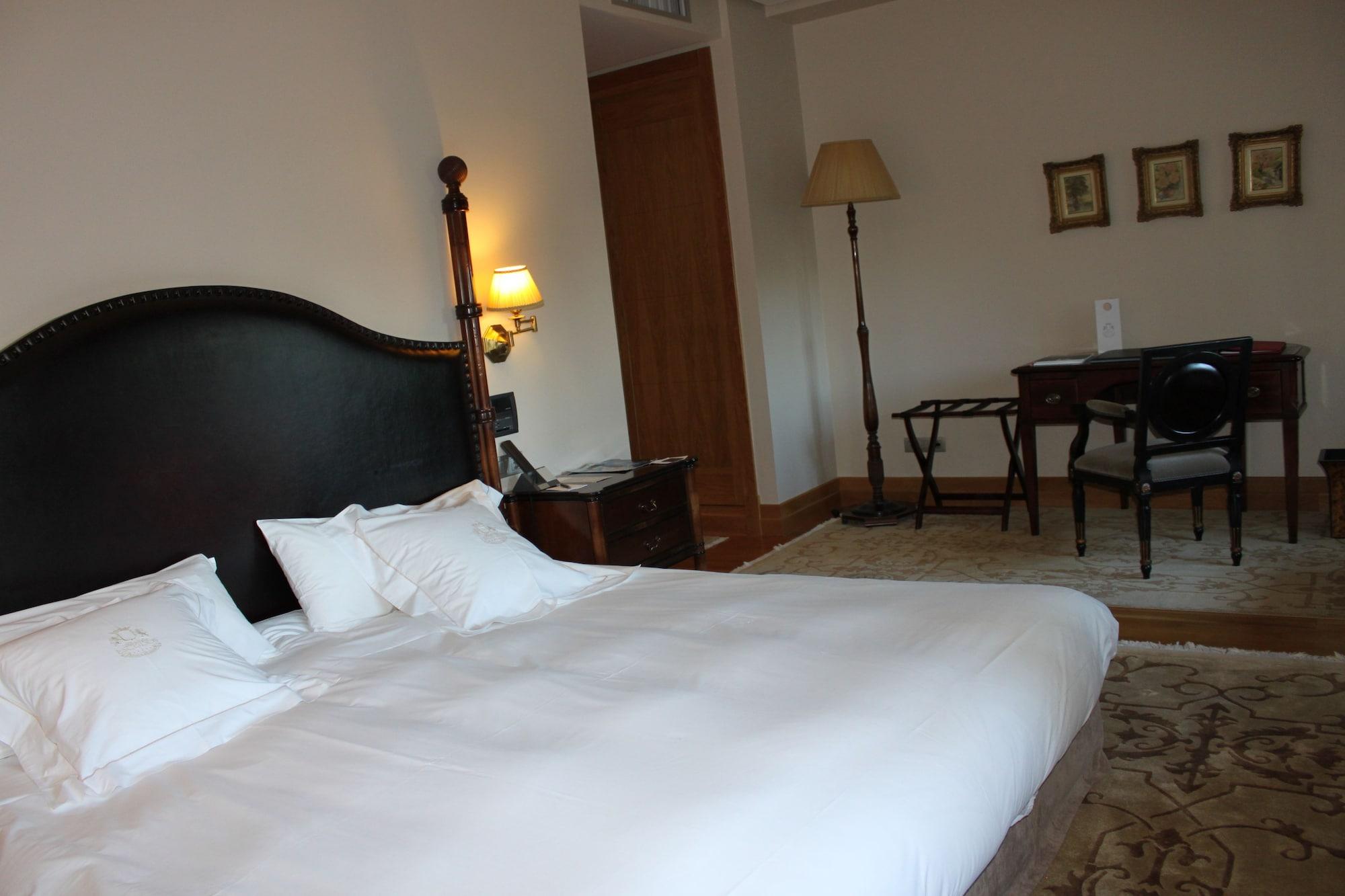 Pazo Los Escudos Hotel Spa & Resort Vigo Exteriér fotografie A room at the hotel