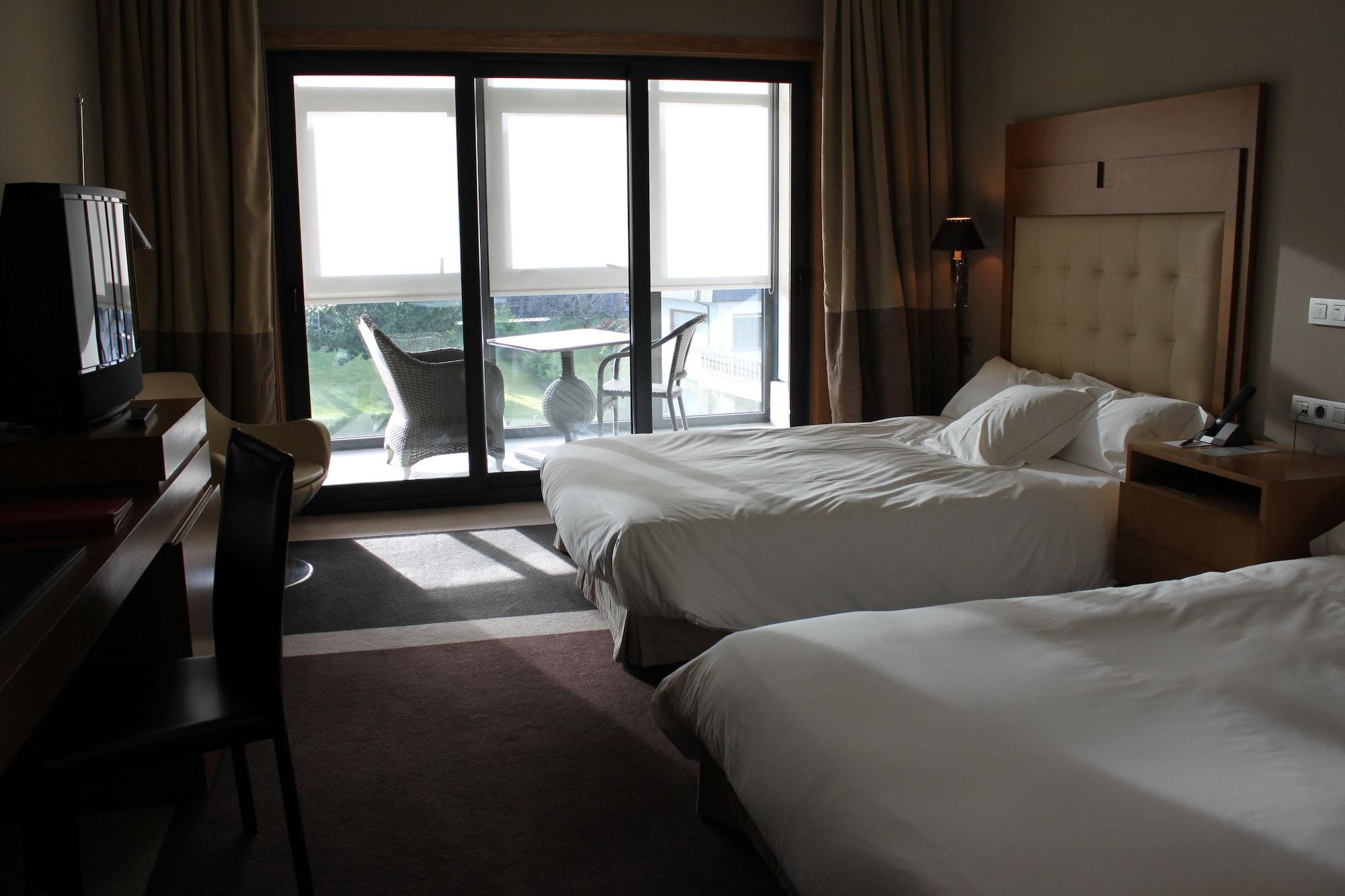 Pazo Los Escudos Hotel Spa & Resort Vigo Exteriér fotografie A room at the hotel