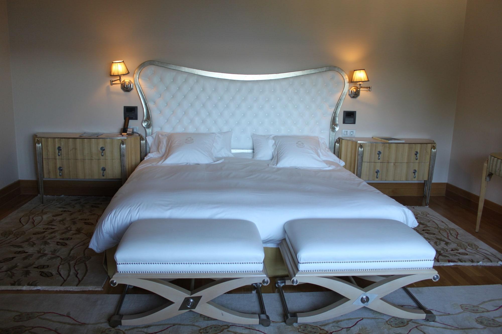 Pazo Los Escudos Hotel Spa & Resort Vigo Exteriér fotografie A bed