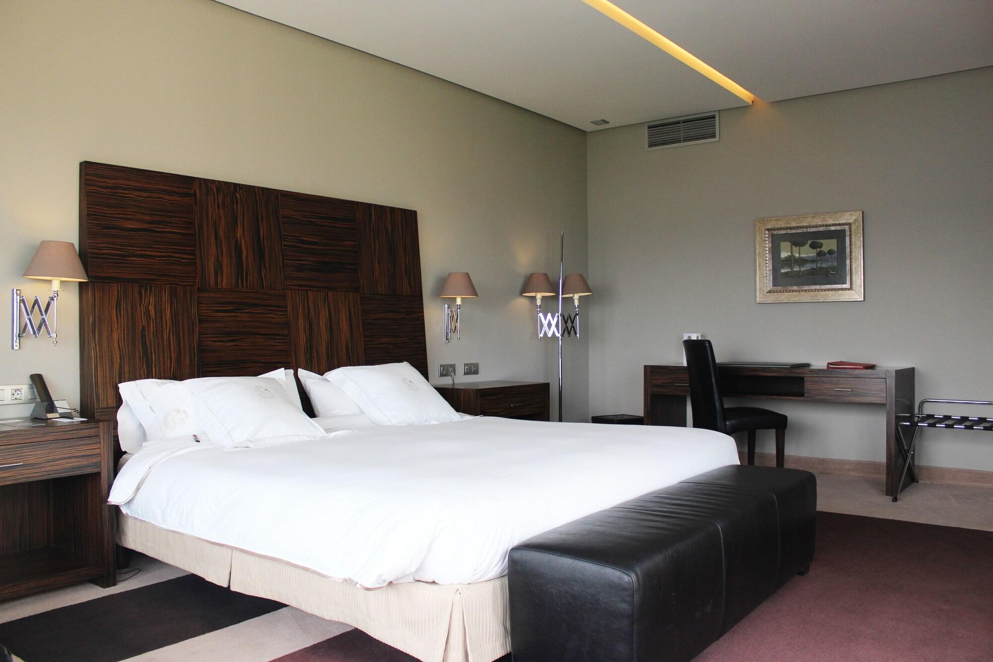 Pazo Los Escudos Hotel Spa & Resort Vigo Exteriér fotografie A room at the hotel