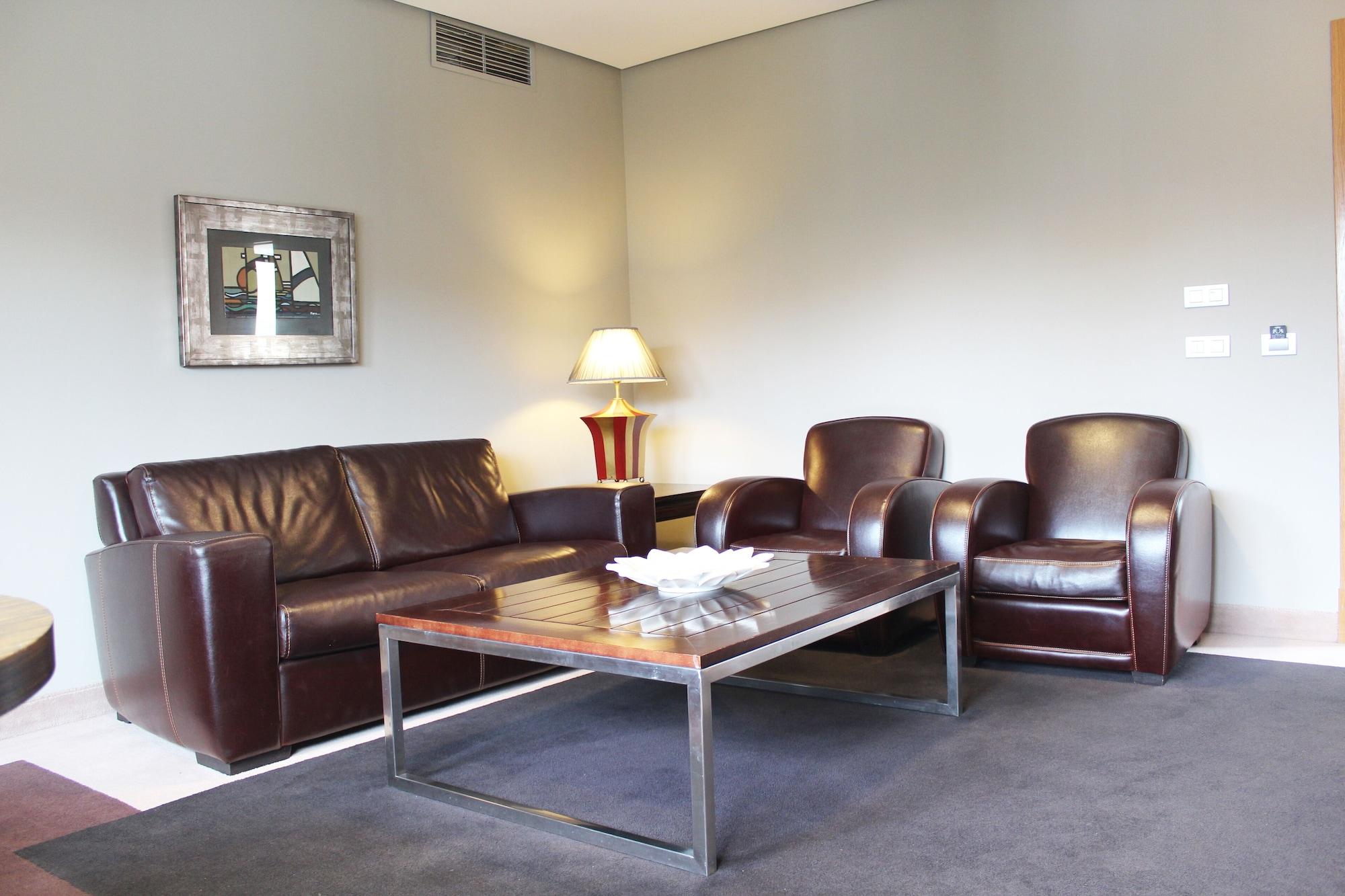 Pazo Los Escudos Hotel Spa & Resort Vigo Exteriér fotografie A living room with leather furniture