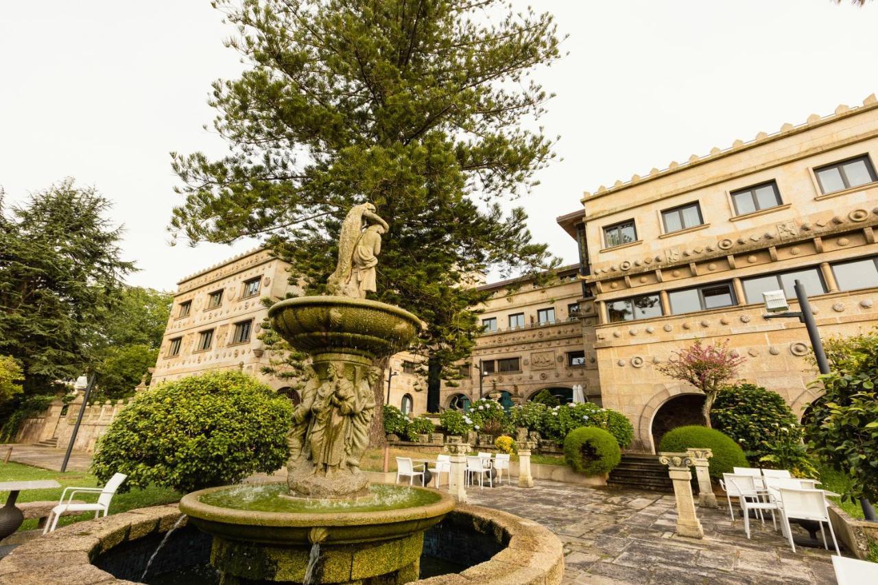 Pazo Los Escudos Hotel Spa & Resort Vigo Exteriér fotografie Fountain in the courtyard of the hotel