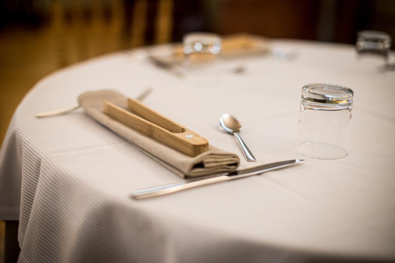 Pazo Los Escudos Hotel Spa & Resort Vigo Exteriér fotografie A place setting with a sugar bowl