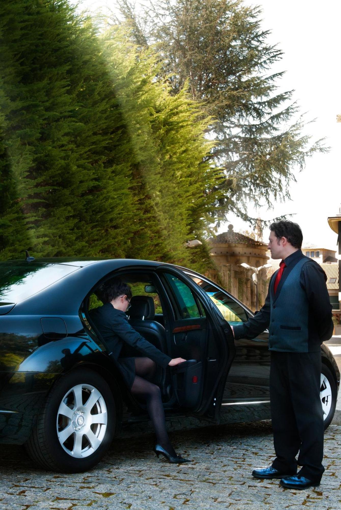 Pazo Los Escudos Hotel Spa & Resort Vigo Exteriér fotografie A chauffeur opening the car door for a passenger