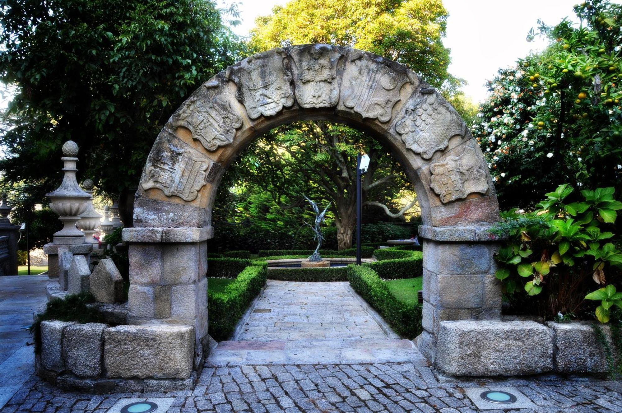 Pazo Los Escudos Hotel Spa & Resort Vigo Exteriér fotografie Entrance to the gardens